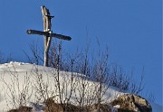49 Maxi zoom sulla croce del Castel Regina (1388 m)